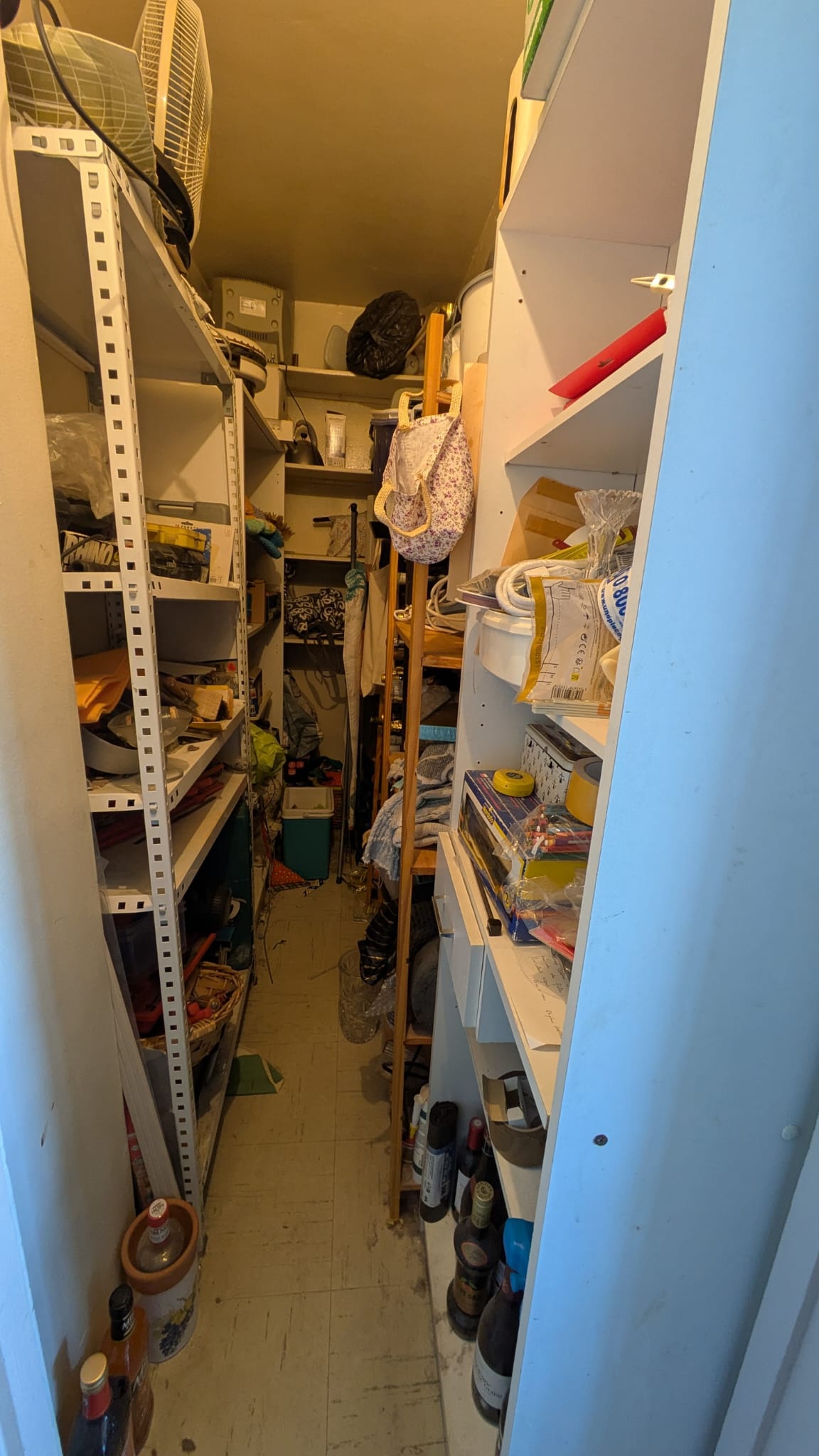 Pi&egrave;ce encombrée avant intervention